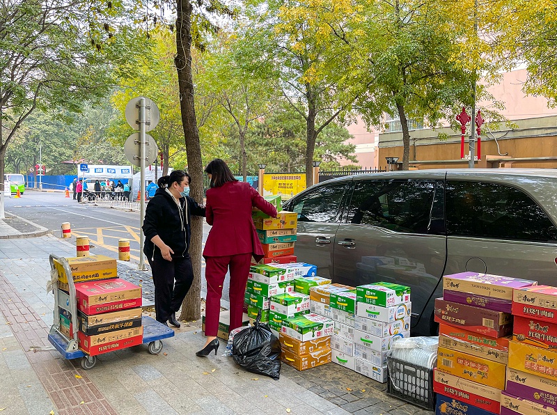 10月25日，美汐清潔杜總、孟總、綜合部經(jīng)理凌馥、區(qū)域經(jīng)理付永軍來到怡?；▓@小區(qū)，慰問疫情封控區(qū)、管控區(qū)的保潔員。